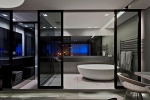 Nessa suíte projetada pelo arquiteto Júnior Piacesi para um hotel a banheira fica ao lado da cama. Uma proposta totalmente inovadora.