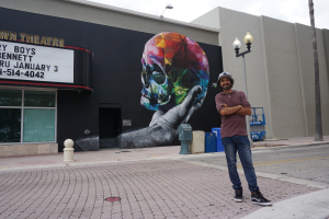 Eduardo Kobra em frente ao mural "Hamlet", em West Palm Beach.