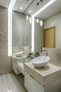 Projeto de Laura Santos: o rasgo de luz deu maior destaque ao lavabo. Foto: Gustavo Xavier